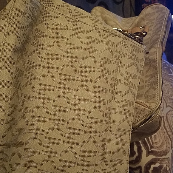 Michael Kors Handbags - MK PURSE
